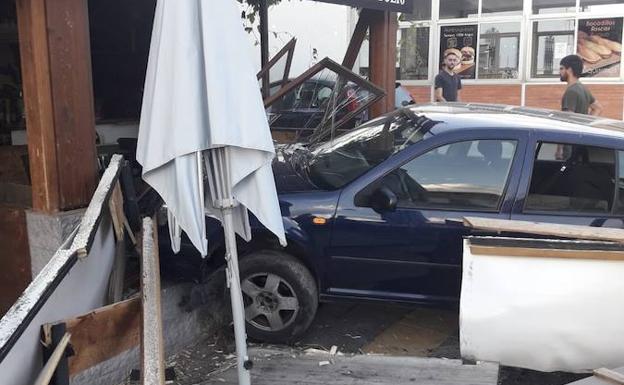 Un turismo se empotra contra la terraza de un bar en Purullena