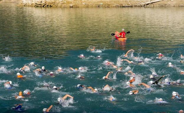 Roberto Sánchez y Gloria García se imponen en el triatlón accitano