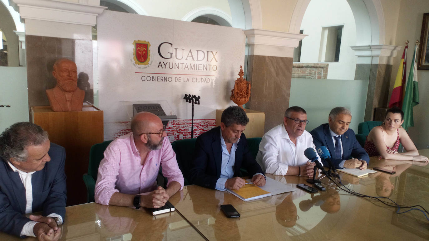 El alcalde de Guadix y el delegado de Educación y Políticas Sociales inauguran la Escuela de Verano