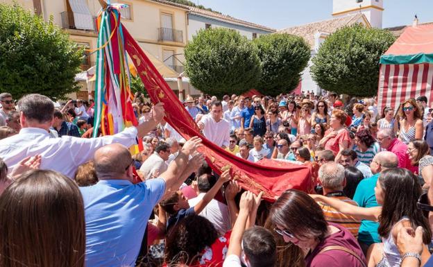 La bandera de San Cayetano ondea sobre las cabezas goreñas para que comiencen las fiestas