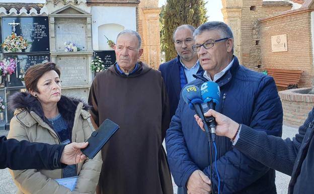 El cementerio se pone a punto para la festividad de Todos los Santos