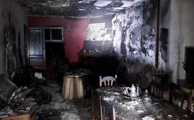 Un fuego en el salón calcina una casa en Los Villares (Granada)