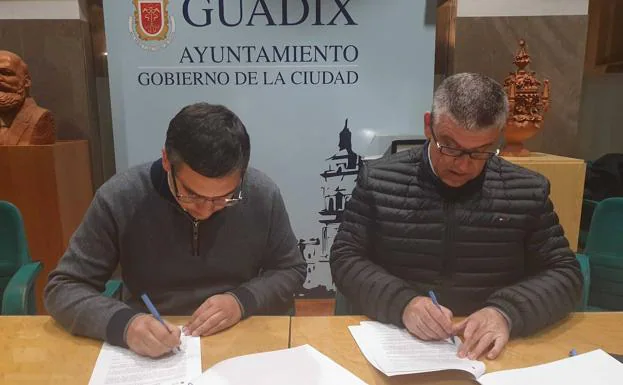 El alcalde de Guadix, Jesús Lorente, firma un convenio de colaboración con Guadix C.F.
