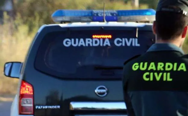 Fallece un hombre de avanzada edad al caerle encima un árbol mientras conducía un tractor en Granada