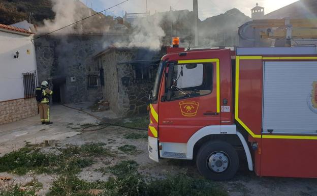 Los Bomberos de Guadix sofocan un incendio en una casa cueva en la localidad de Purullena