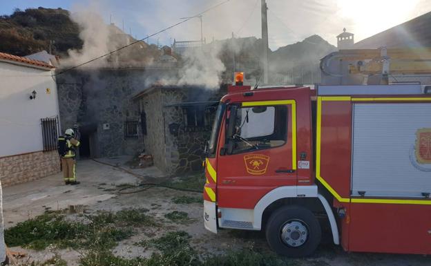 Los Bomberos de Guadix sofocan un incendio en una casa cueva en la localidad de Purullena