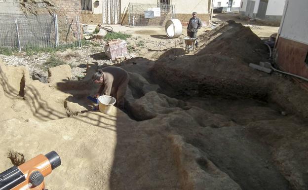 Salen a la luz diez sepulturas en la calle Castaño y Herradura de Guadix