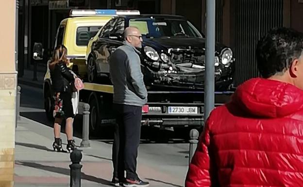 Una discusión entre dos conductores acaba en una colisión en el centro de Guadix