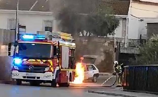 Arde un coche en Benalúa de manera espontánea con un ocupante dentro