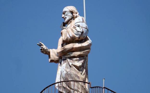 Una Misa conmemora la colocación de la imagen del Corazón de Jesús en lo alto de la torre de la Catedral