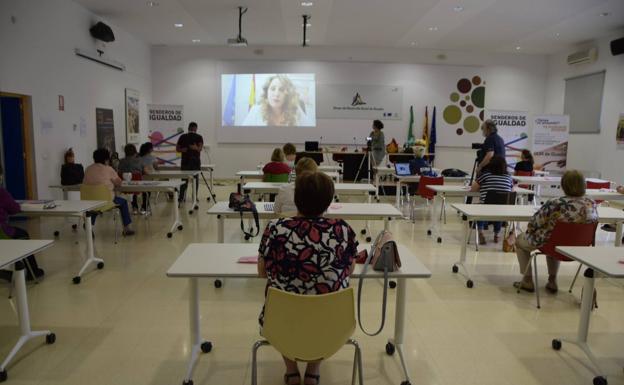 Federación Sulayr organiza un encuentro online con las Lideresas de Villaverde para conocer su proyecto radiofónico 'Con Mayor Voz'