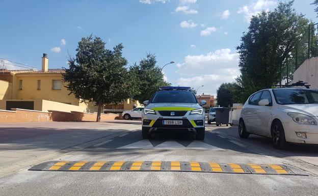 El Ayuntamiento de Guadix instala nuevos badenes en la calle Ciudadana Hortensia y en la Barriada de Andalucía