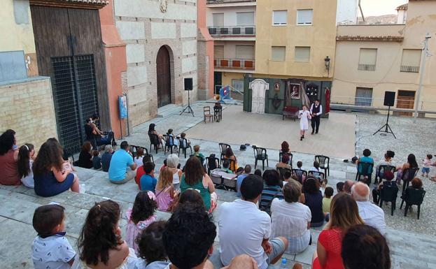 El espectáculo 'Tea Times' de la compañía Cirkofonic arranca los aplausos de los más pequeños