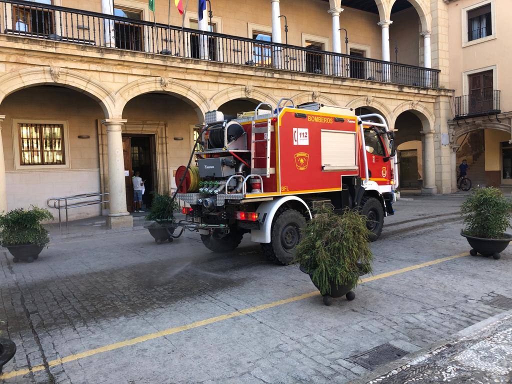 Los bomberos de Guadix continúan realizando tareas de desinfección