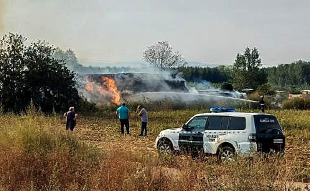 Se declara un incendio en una granja en la carretera de Benalúa