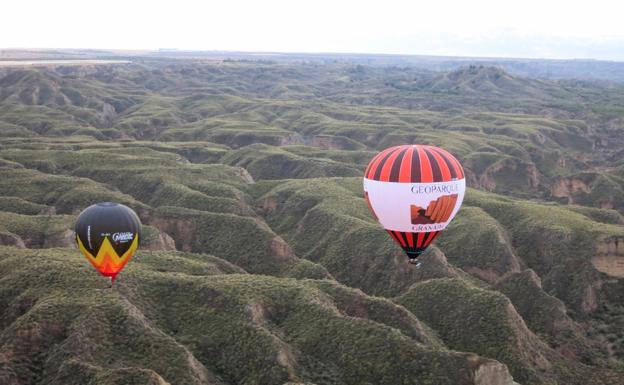 Catorce globos vuelan en Granada y el Geoparque este fin de semana en el Festival de Aerostación