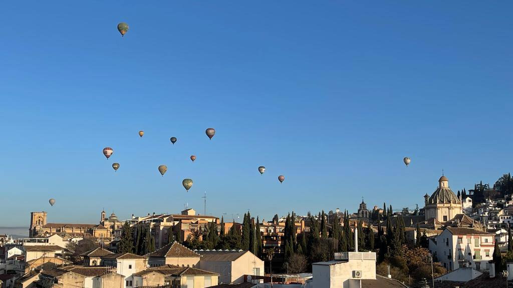 14 globos vuelan el cielo de Granada