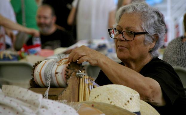 200 encajeras evocan el arte del bolillo en Huétor
