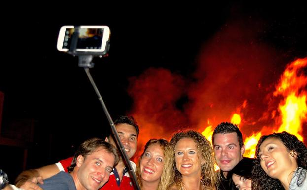 'Selfies' en la hoguera de Huétor Vega./Diego Luz