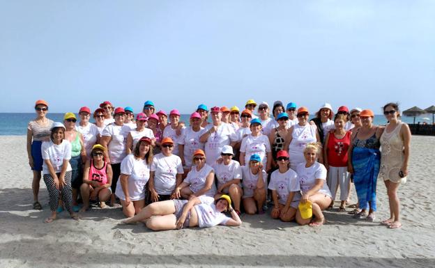 Los hueteños reciben clases de protección solar en Nerja