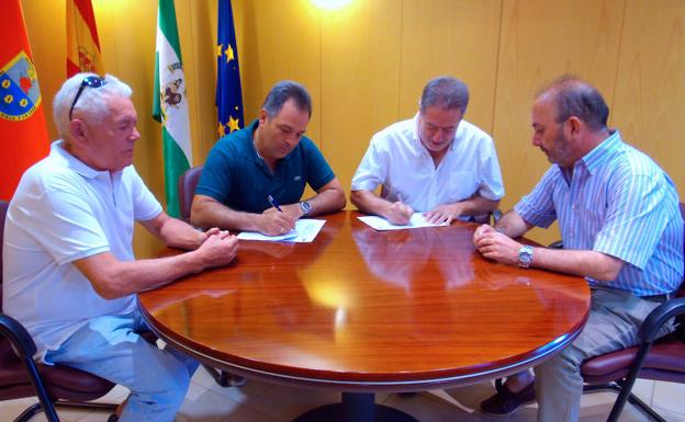 El Ayuntamiento renueva su apoyo al CD Huétor Vega y anuncia mejoras en el campo de fútbol