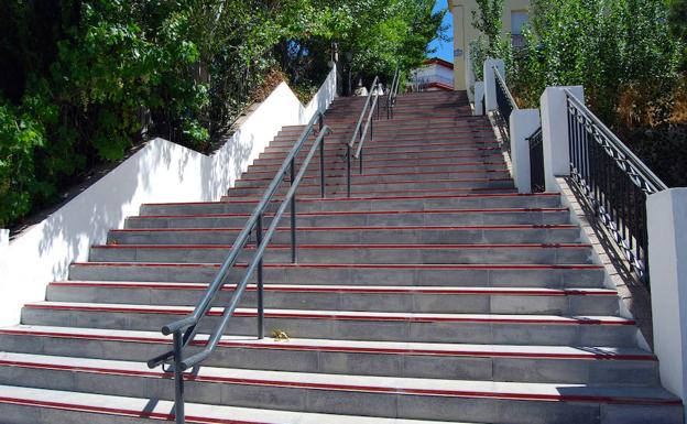 Huétor Vega arregla las escaleras que comunican la calle Carmen con San Rafael