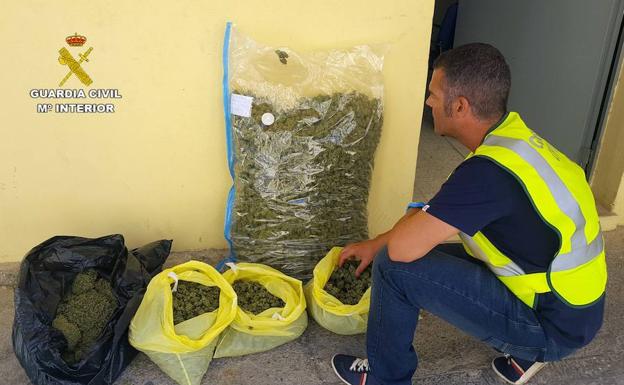 La Guardia Civil interviene 12 kilos de marihuana en un domicilio de Huétor Vega