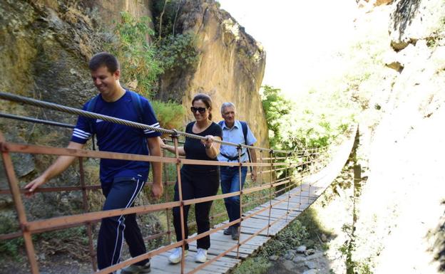 El nuevo acceso a Los Cahorros se ejecutó a través del PFEA con una inversión de 130.000 euros