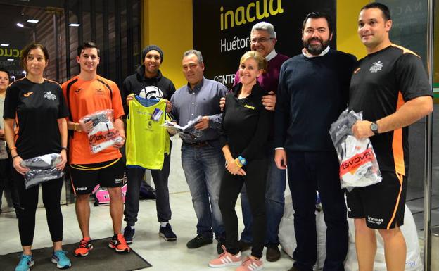 El Ayuntamiento viste a los deportistas de Huétor Vega