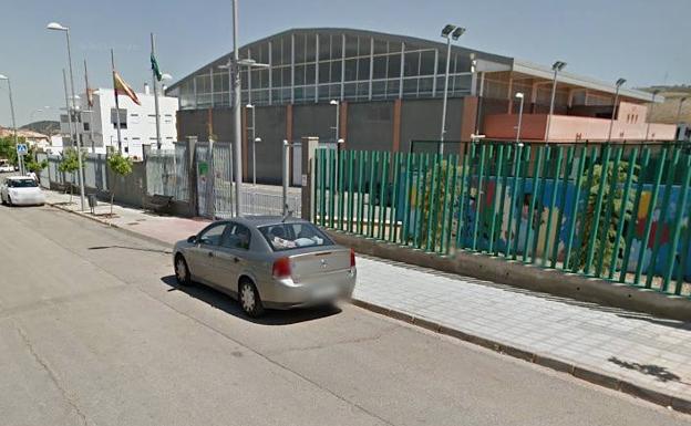 Huétor Vega: la línea 184 de autobús pasa desde hoy por el pabellón deportivo y la piscina