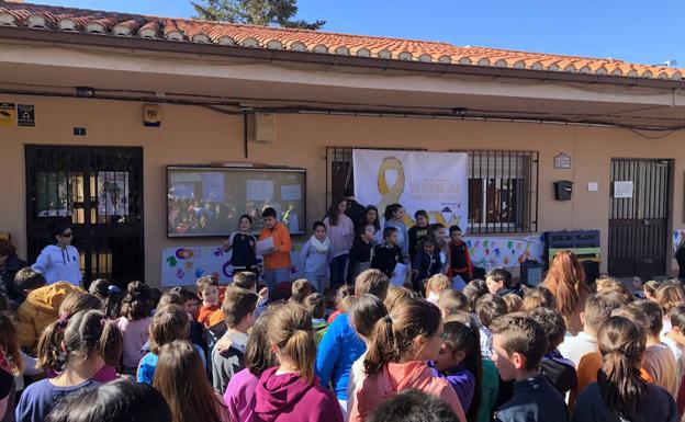Los escolares de Huétor Vega, sensibilizados con el cáncer infantil