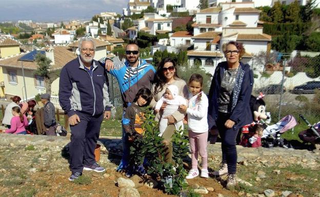 26 familias con bebé participaron en el Día del Árbol en Huétor Vega