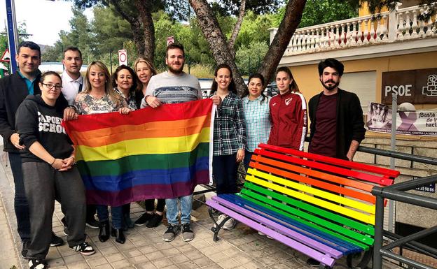 El PSOE de Huétor Vega pinta la bandera arcoíris en un banco