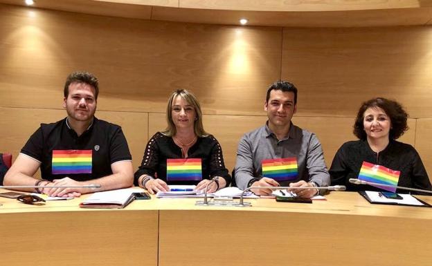 Repintan un banco de Huétor Vega en el que el PSOE había plasmado la bandera arcoíris