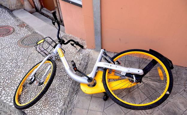 Un centenar de bicicletas de alquiler, tiradas en pueblos
