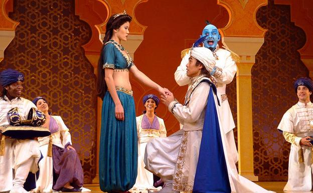Los alumnos del Mariana Pineda representan el musical 'Aladdin'