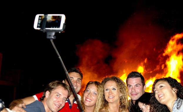 Hoguera de San Juan: 'selfies' en las alturas de Huétor Vega