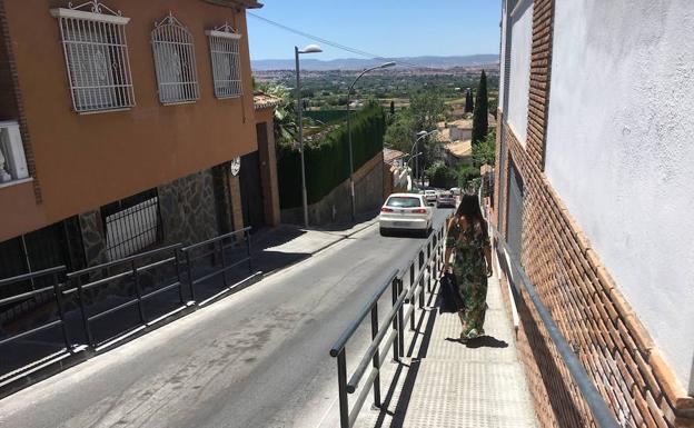 Así es la nueva calle Tesorillo de Huétor Vega: acera más ancha, barandillas y escalones múltiples