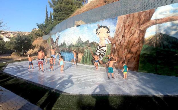 Los hueteños combaten el calor en la fuente del Parque de La Nava