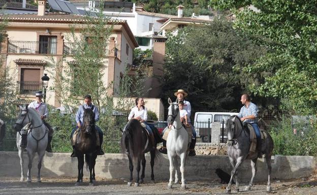 Monachil rinde un homenaje a sus vecinos 'taitantos' en las fiestas