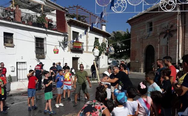 Más de 500 personas tiñen Monachil de colores