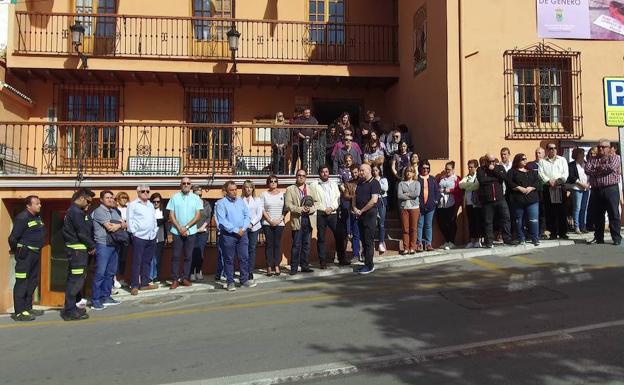 Huétor Vega guarda un minuto de silencio por el guardia civil tiroteado
