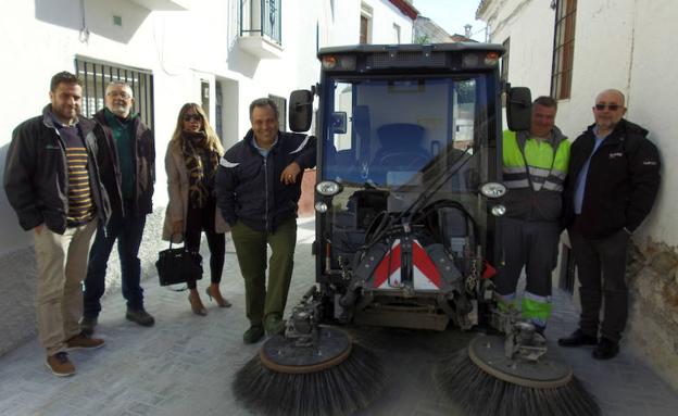 Huétor Vega adoquina las calles estrechas e incorpora una barredora para vías pequeñas
