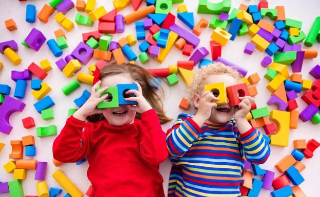 La asociación vecinal Los Rebites reparte juguetes entre los niños de Huétor Vega