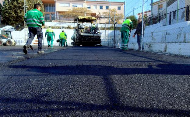 Huétor Vega pavimenta las pistas deportivas de los colegios