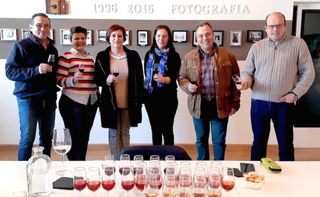 El jurado del Concurso de Vinos de Huétor Vega cata el producto local