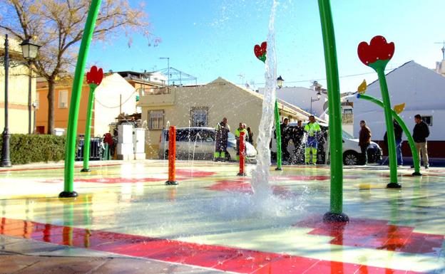 Huétor Vega estrena una nueva zona de juegos acuáticos en Caicena