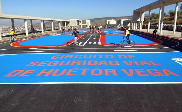 Un circuito de 1.600 metros cuadrados consolida la educación vial en Huétor Vega