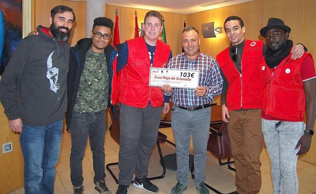 Huétor Vega dona a Cruz Roja la recaudación de un concierto contra el sida