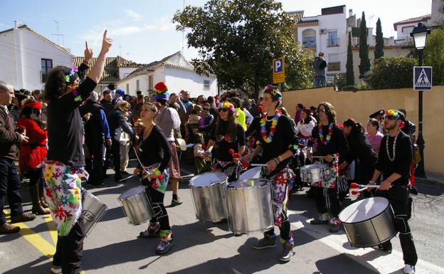 Batucada y personajes de Disney para animar el Carnaval de Huétor